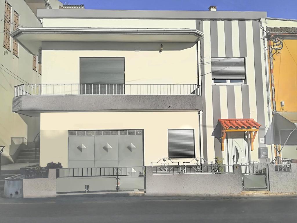 Edificio blanco con balcón y porche en Casa Rafael, en Belmonte