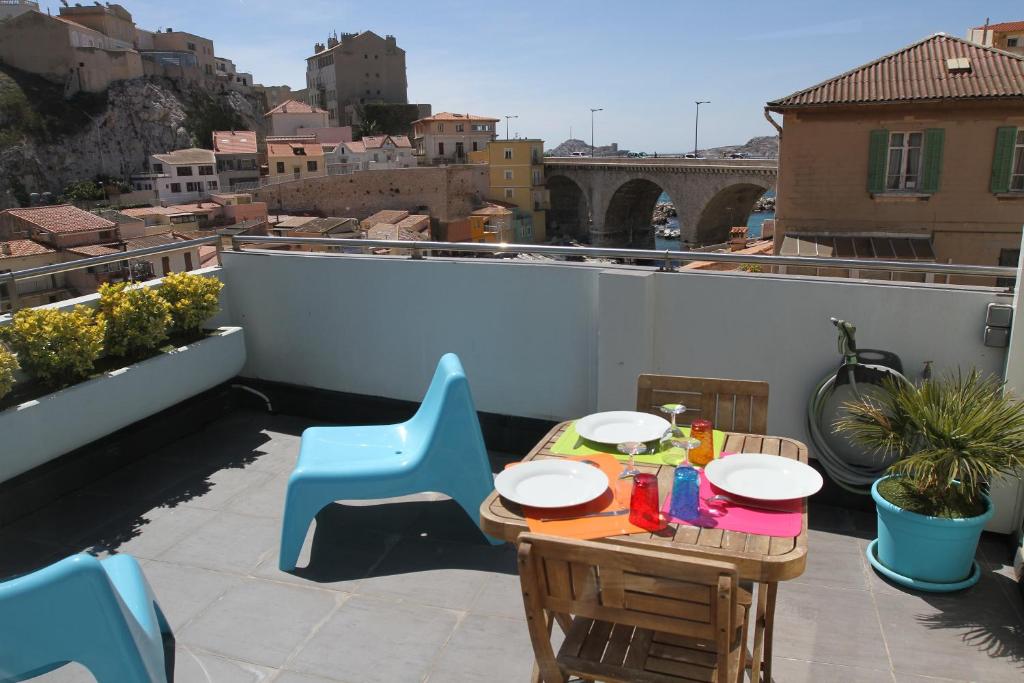 a patio with a table and chairs on a balcony at La Terrasse du Pecheur in Marseille