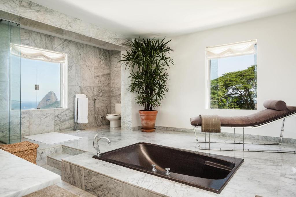 La grande salle de bains est pourvue d'un lavabo et d'une fenêtre. dans l'établissement Vila Santa Teresa, à Rio de Janeiro