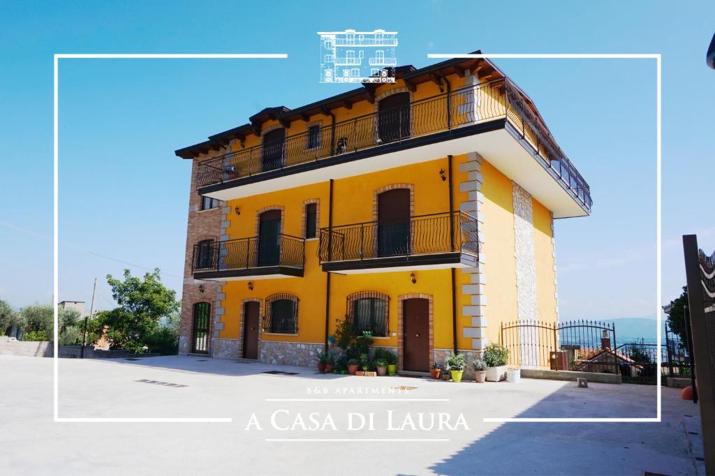 - un balcon dans le bâtiment jaune casa del luna dans l'établissement A Casa Di Laura B&B Apartments, à Campagna