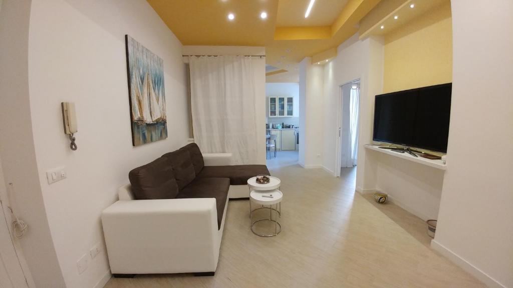 パレルモにあるKosié - il comfort di classe con 2 bagniのリビングルーム(ソファ、薄型テレビ付)