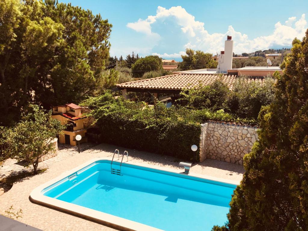 a swimming pool in the yard of a house at Villino Giulia in Altavilla Milicia