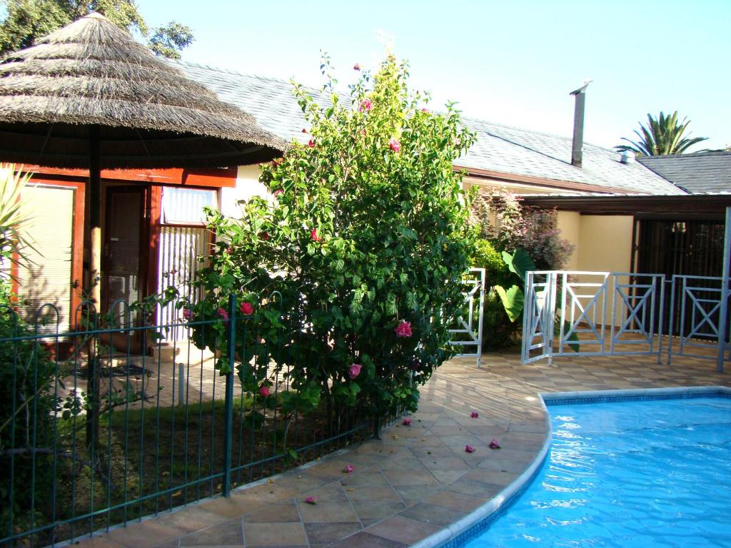 una casa con piscina frente a una casa en Panorama Self Catering, en Panorama