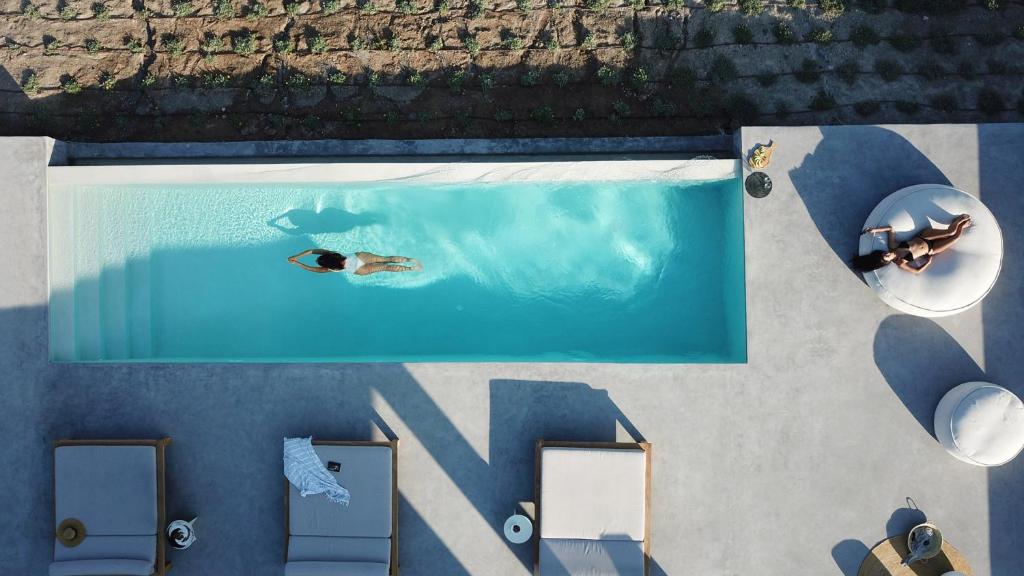 Samsara Private Villas في ميغالوخوري: اطلالة علوية لشخص يسبح في مسبح