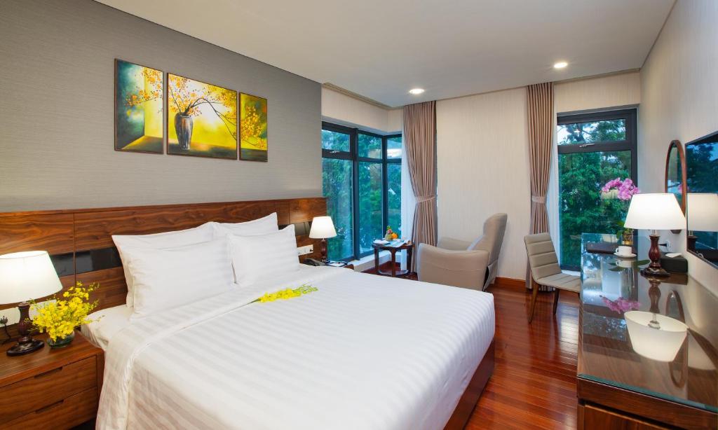 Orchids Saigon Hotelにあるテレビまたはエンターテインメントセンター