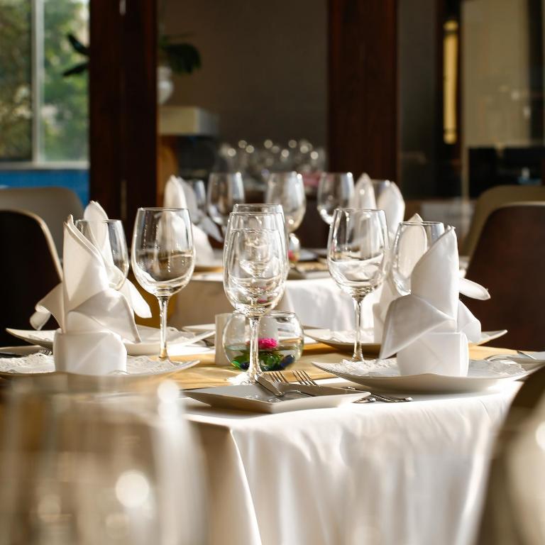 Orchids Saigon Hotelにあるレストランまたは飲食店