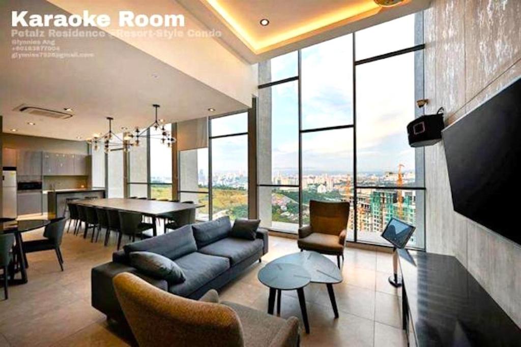 sala de estar con sofá y mesa en Luxury Resort Suite Kuala Lumpur@5mins to Mid Valley, Sunway, en Kuala Lumpur