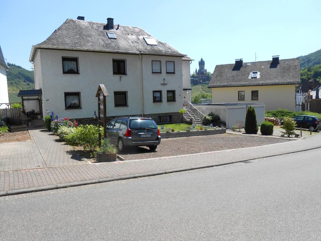 コッヘムにあるHaus Antjeの白い家の前に停められた車