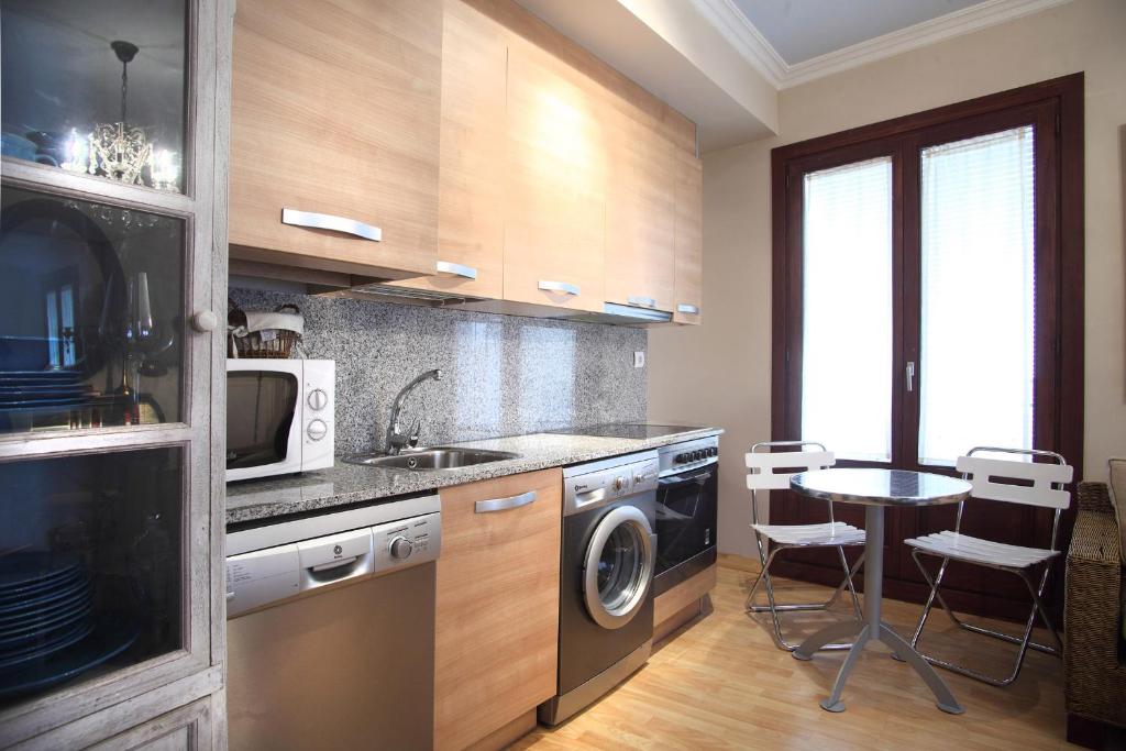 Kuchyň nebo kuchyňský kout v ubytování Apartamentos Alcoba de Baco