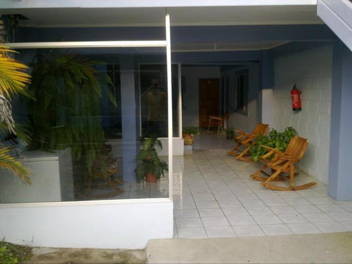 ein Haus mit einer Terrasse mit Stühlen und einem Fenster in der Unterkunft Hotel Naralit in Tilarán