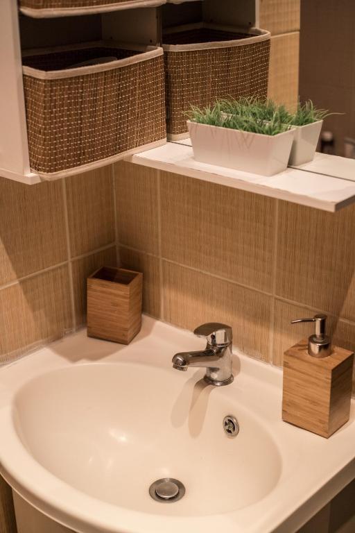 A bathroom at Octagon Apartments, Nilie Hospitality MGMT