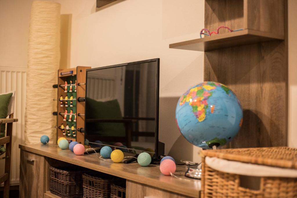A kitchen or kitchenette at Octagon Apartments, Nilie Hospitality MGMT