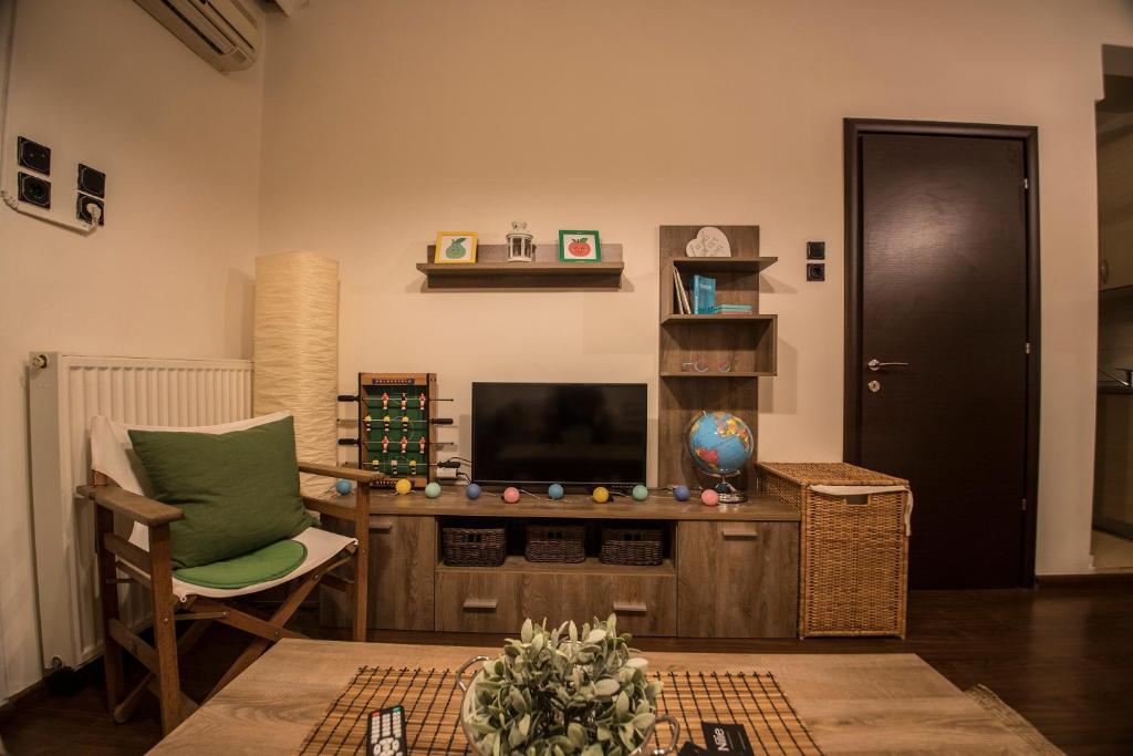 A television and/or entertainment centre at Octagon Apartments, Nilie Hospitality MGMT