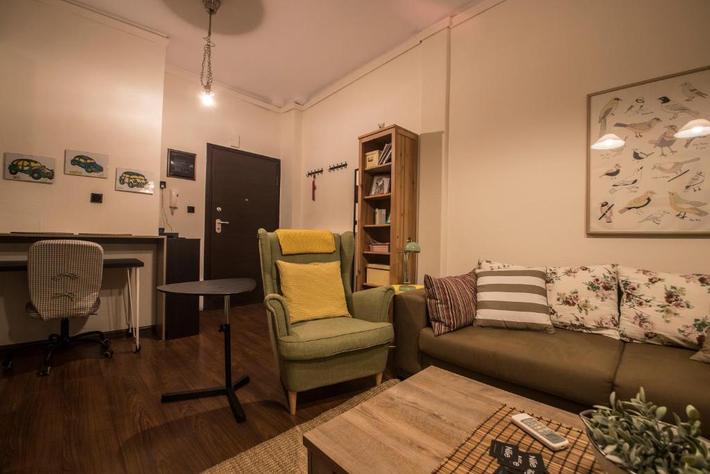 A seating area at Octagon Apartments, Nilie Hospitality MGMT