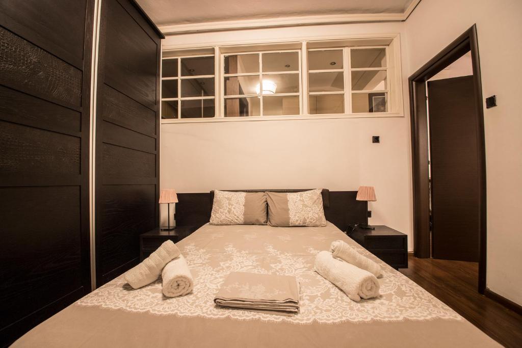 A bed or beds in a room at Octagon Apartments, Nilie Hospitality MGMT