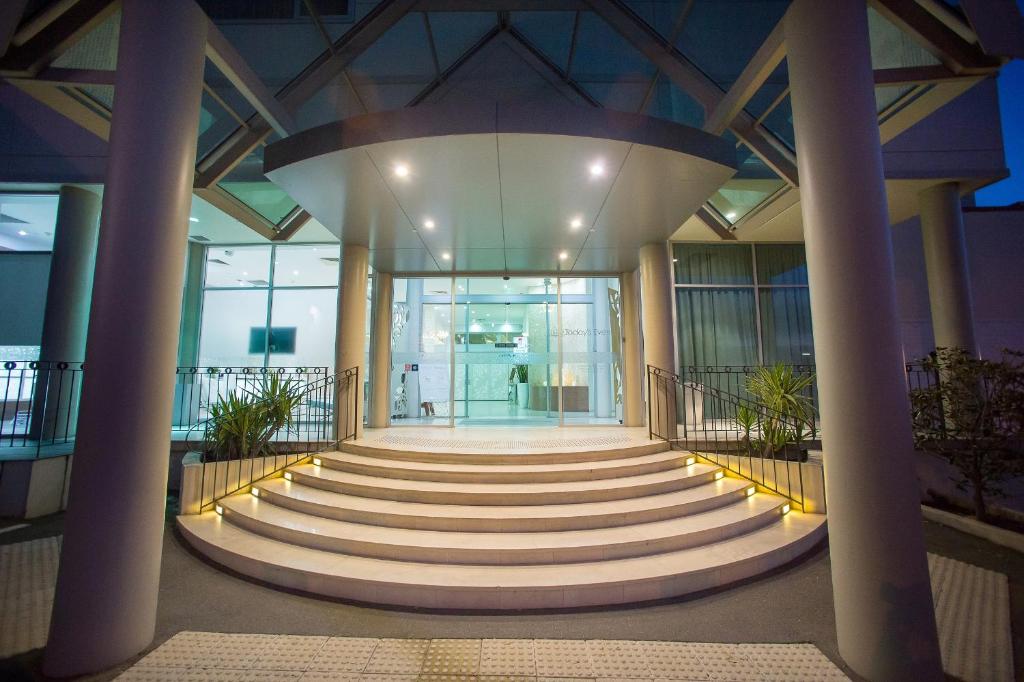 un vestíbulo de un edificio con un montón de escaleras en Sfera's Park Suites & Convention Centre, en Adelaida