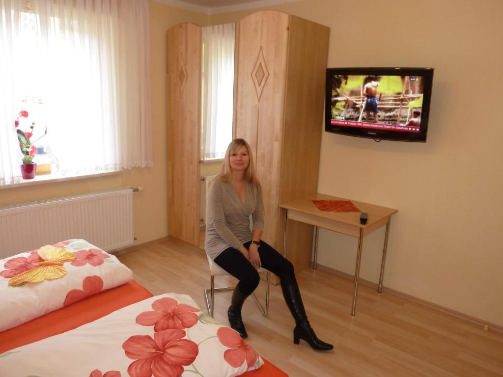 TV a/nebo společenská místnost v ubytování Vronis Landhaus Apartments