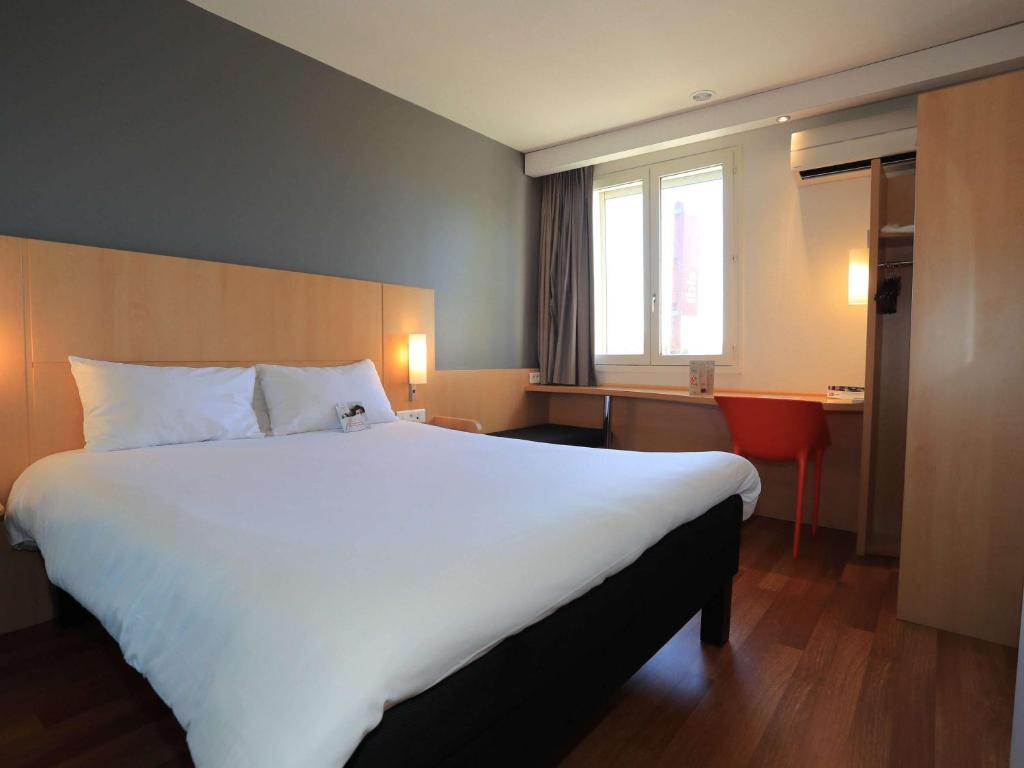 Postel nebo postele na pokoji v ubytování ibis Aurillac
