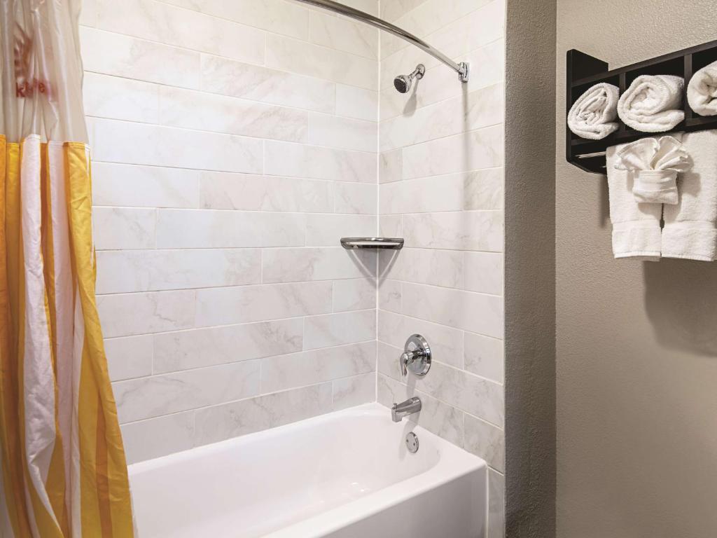 La Quinta Inn by Wyndham Livermore - Habitación Deluxe Con Cama Extragrande