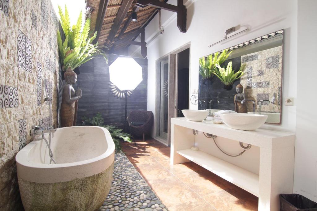 Un baño de Bamboo Moon Villas