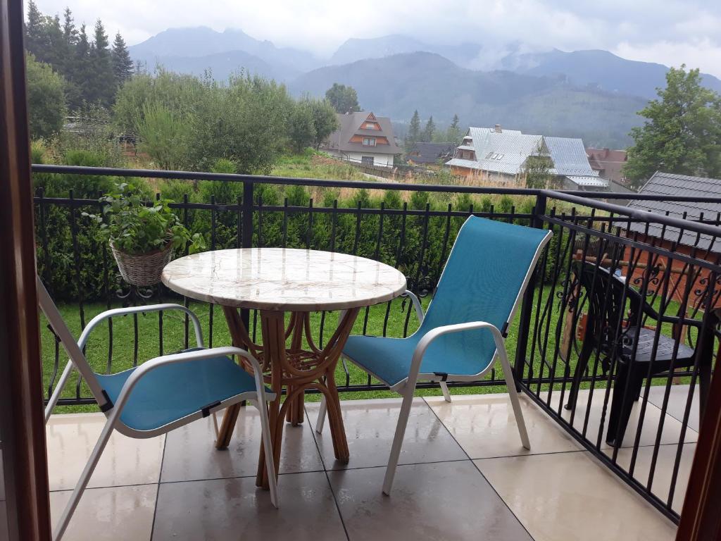 コシチェリスコにあるApartament Mnichの景色を望むバルコニー(テーブル、椅子付)