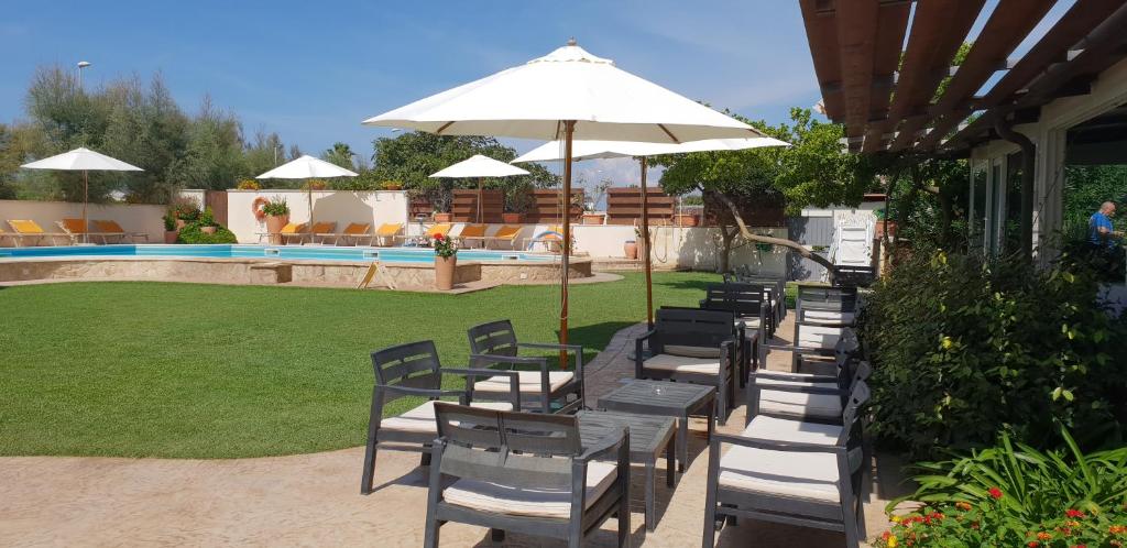 Basen w obiekcie Hotel Corallo lub w pobliżu