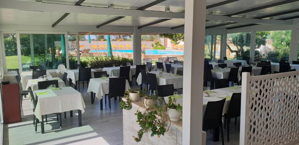 Restauracja lub miejsce do jedzenia w obiekcie Hotel Corallo
