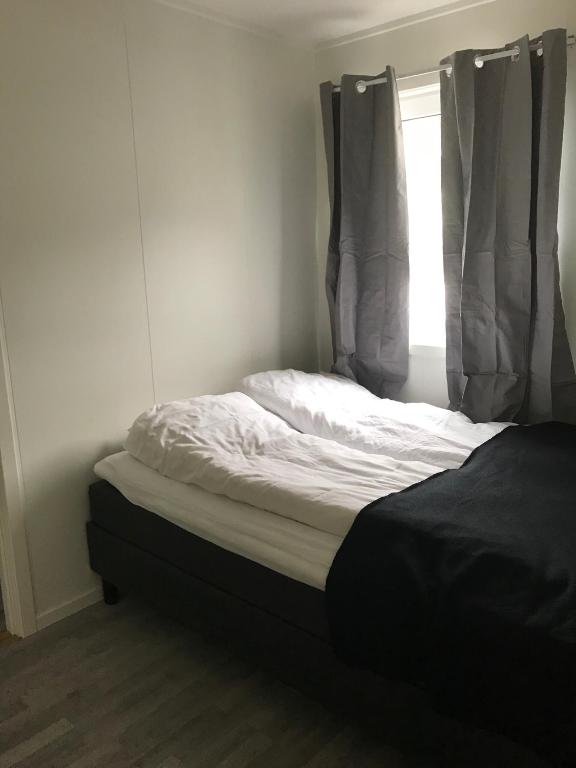 Postel nebo postele na pokoji v ubytování Fjordgård B