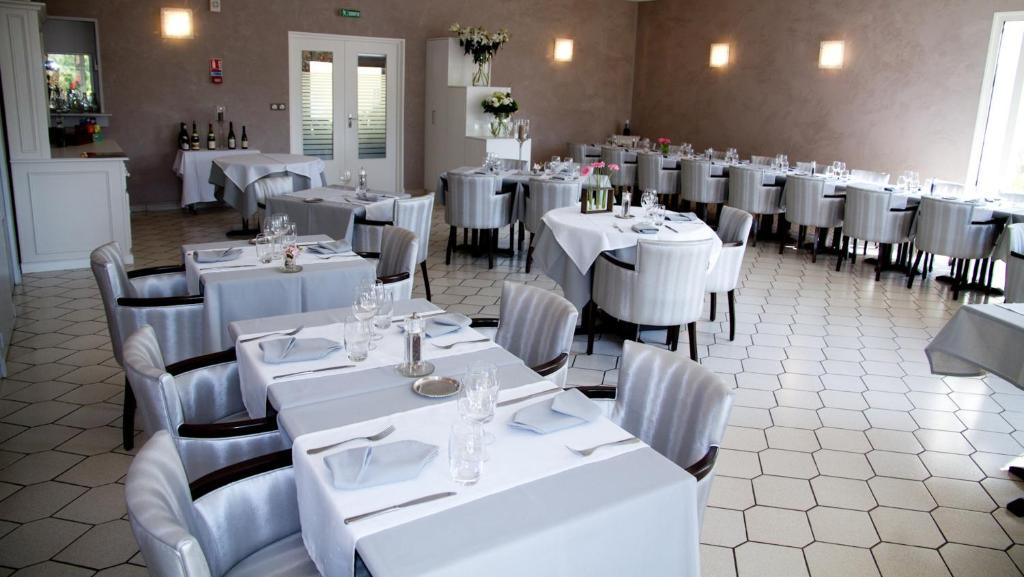 Restaurace v ubytování Les Orchidées , Hôtel & Restaurant
