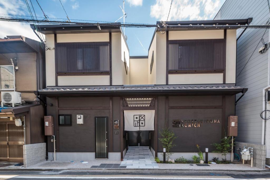 um edifício com um portão em frente em KYOSTAY Iroha Komichi em Quioto