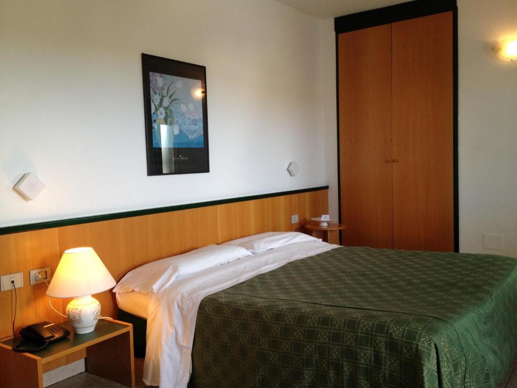 Postel nebo postele na pokoji v ubytování Hotel Ambrosio La Corte