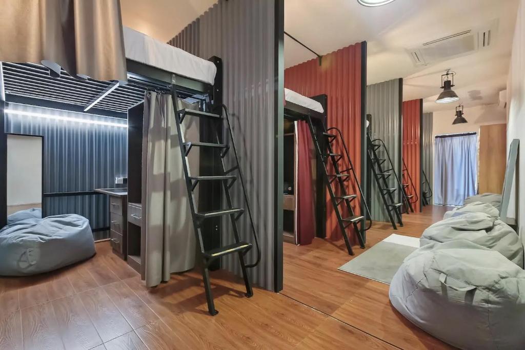 Palanda nebo palandy na pokoji v ubytování hipstercity hostel