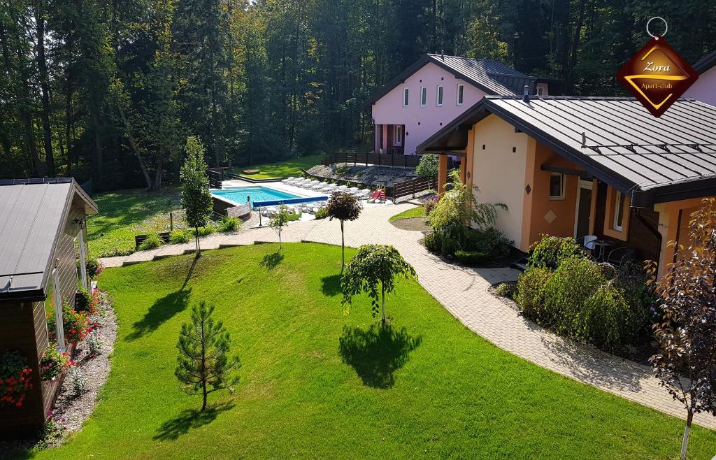 una vista sul tetto di una casa e di un cortile con piscina di Apart-club Zora a Bardejovské Kúpele