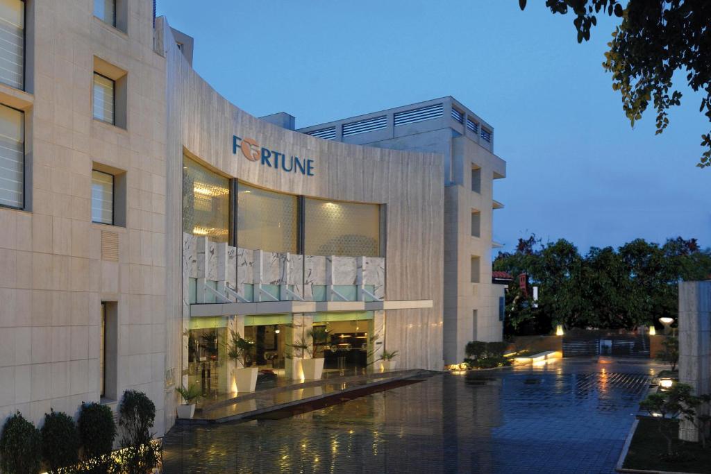 un bâtiment avec un panneau sur son côté dans l'établissement Fortune Sector 27 Noida - Member ITC's Hotel Group, à Noida