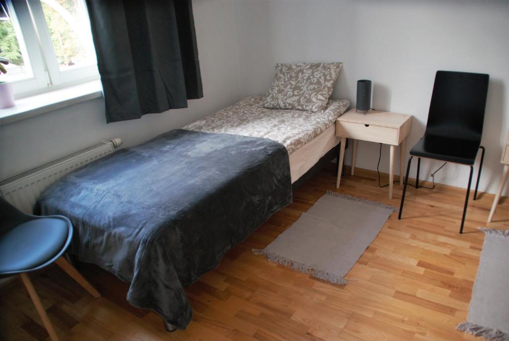カトヴィツェにあるWażne Miejsce Apartmentのベッドルーム1室(ベッド1台、デスク、椅子付)