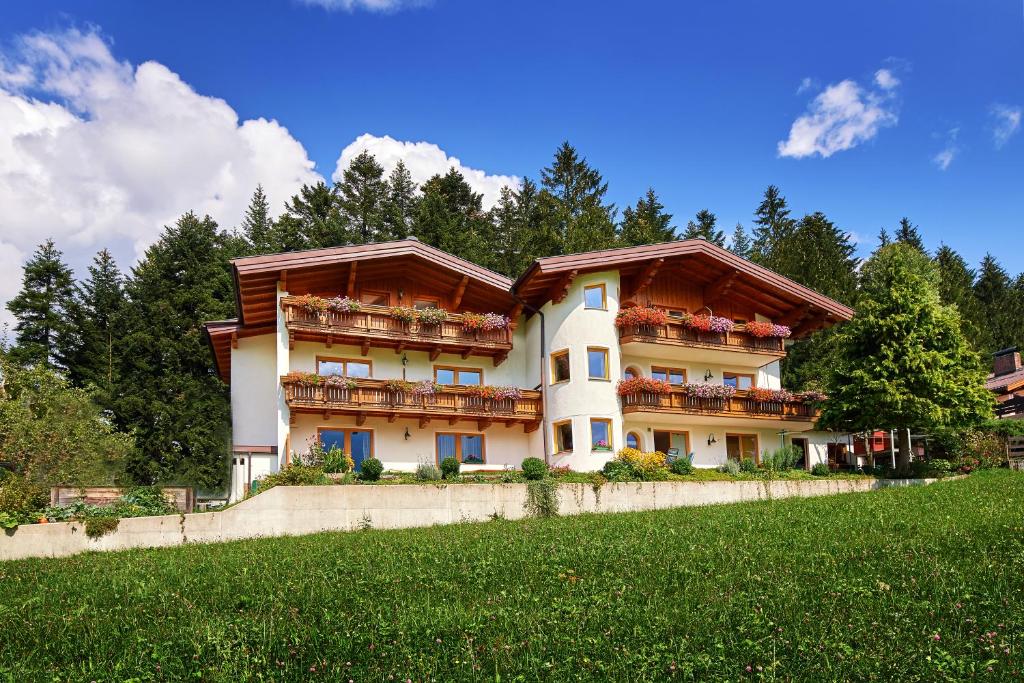 ein großes Gebäude mit Balkonen an der Seite eines Feldes in der Unterkunft Haus Panoramablick in Abtenau