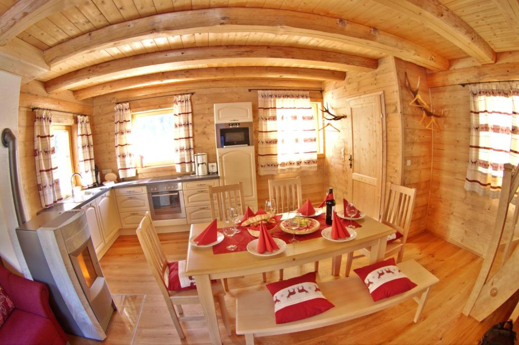 Kuchyňa alebo kuchynka v ubytovaní Almchalet Alpenflora