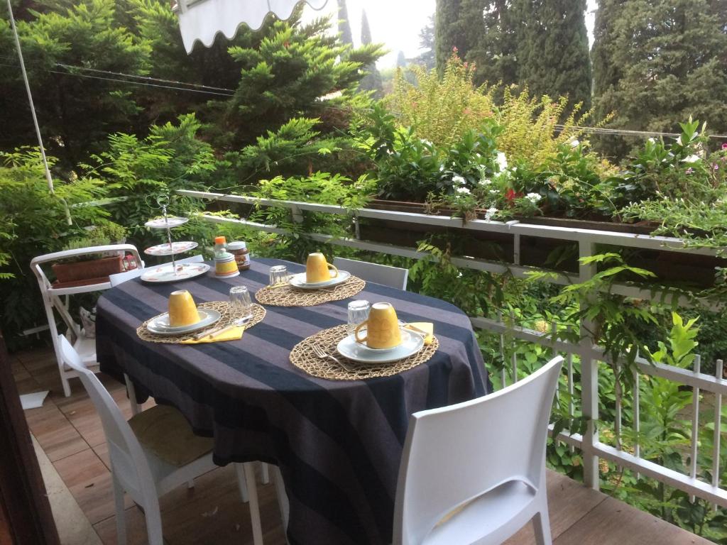 a table with a blue table cloth and hats on it at B&B Le Ortensie -Lago di Como in Lierna