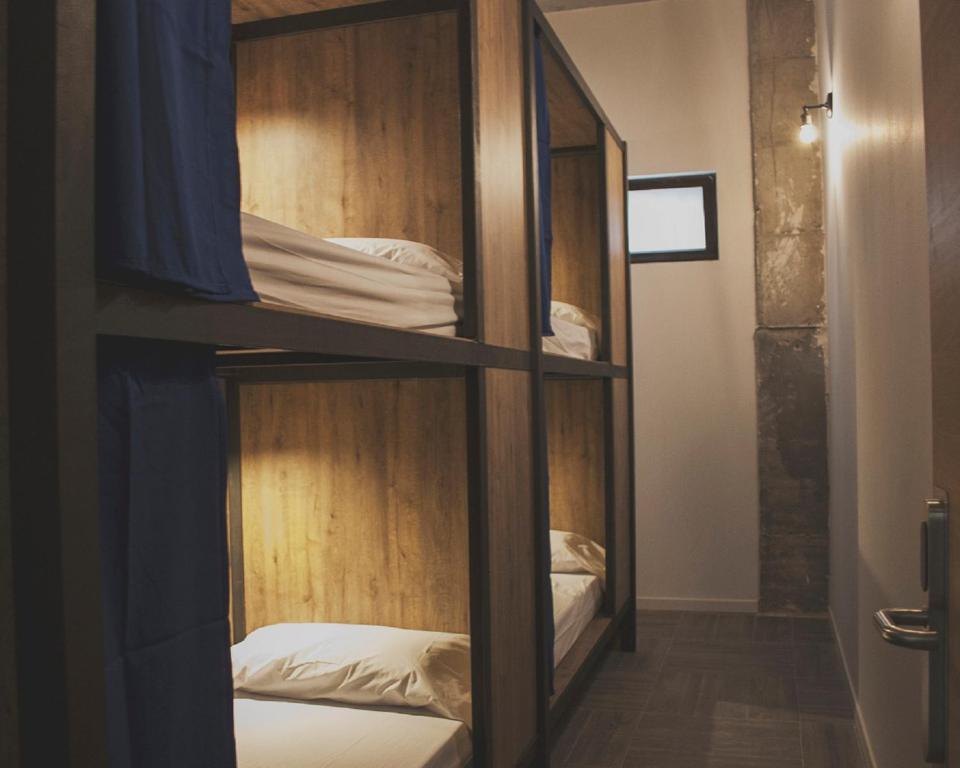 Cette chambre dispose de lits superposés et de 2 lits superposés. dans l'établissement The Market Hostel, à Alicante