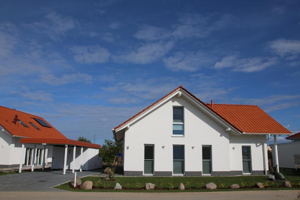 uma casa branca com um telhado laranja em Villa Ankerplatz em Trent