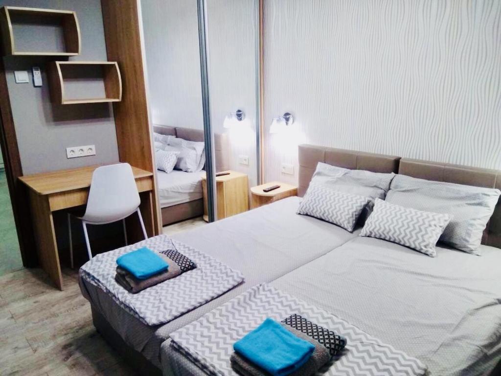 ein Schlafzimmer mit einem Bett mit blauen Handtüchern darauf in der Unterkunft Apartment for rent in the city center of Kharkiv K18 Elinaflats in Kharkov