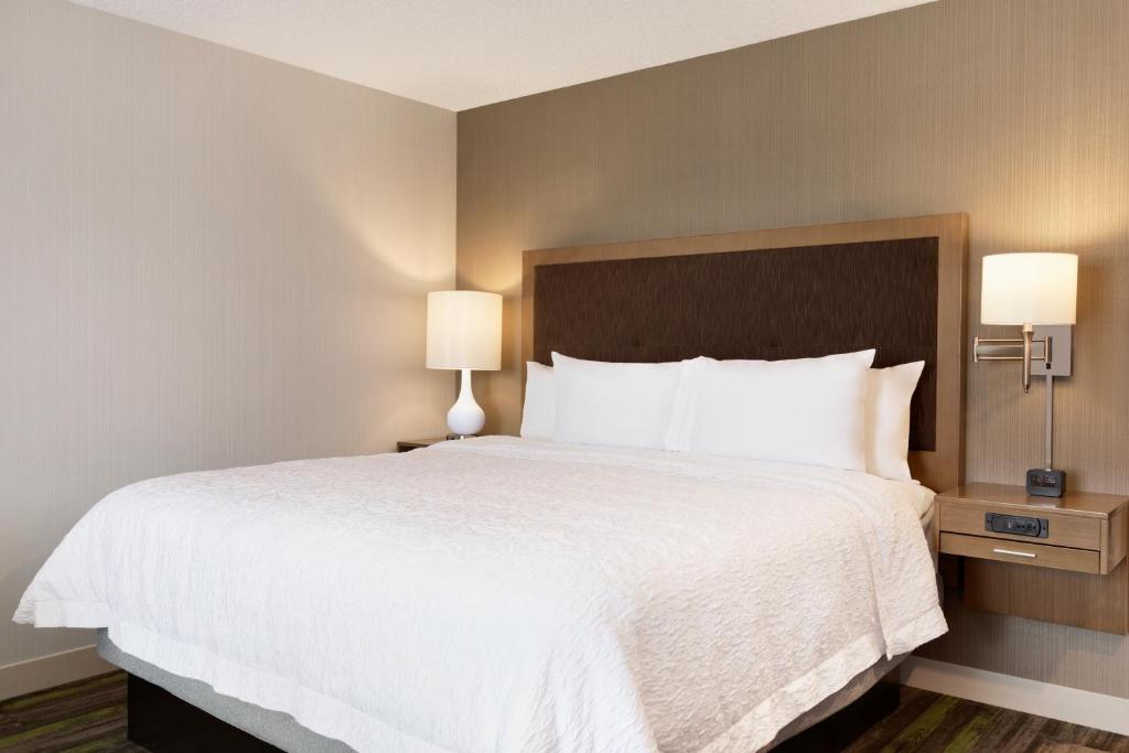 Postel nebo postele na pokoji v ubytování Ramada by Wyndham St Paul AB