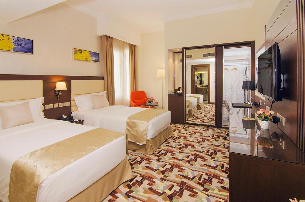 TV a/nebo společenská místnost v ubytování Al Murooj Grand Hotel