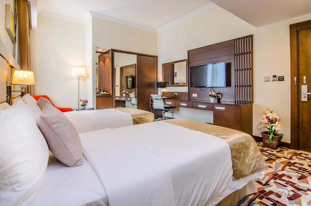 Postel nebo postele na pokoji v ubytování Al Murooj Grand Hotel