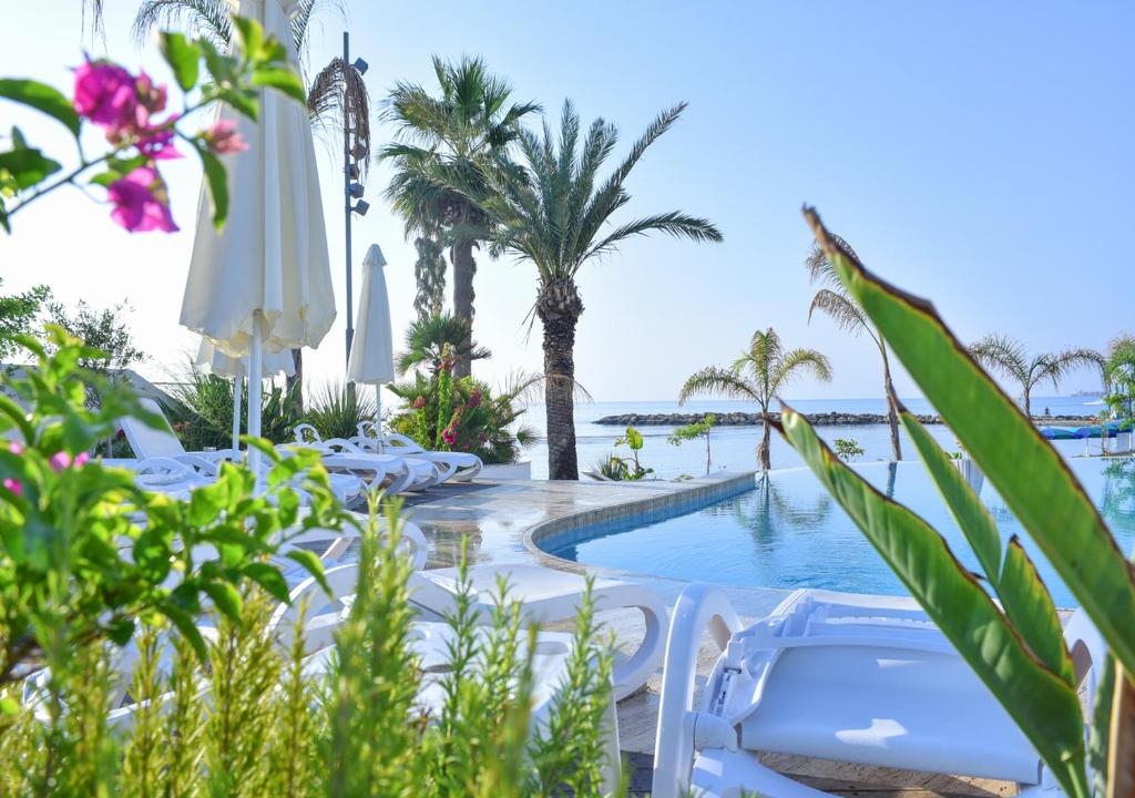 Bazén v ubytování Lebay Beach Hotel nebo v jeho okolí