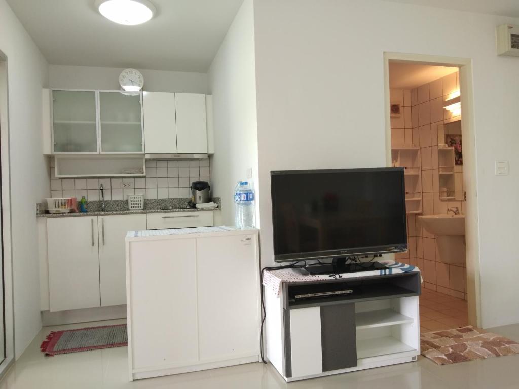 Kuchyň nebo kuchyňský kout v ubytování Grand Beach CondoB36 by malai