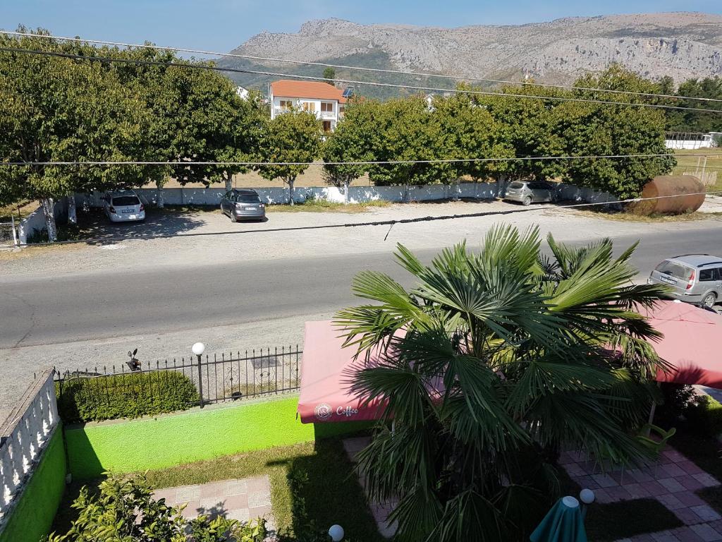 Nespecifikovaný výhled na hory nebo výhled na hory při pohledu z hotelu