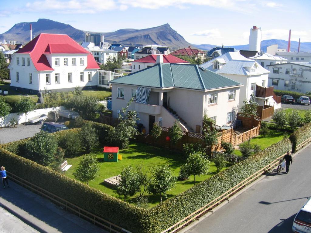 Blick auf eine Stadt mit Häusern in der Unterkunft Teigur Guesthouse in Akranes