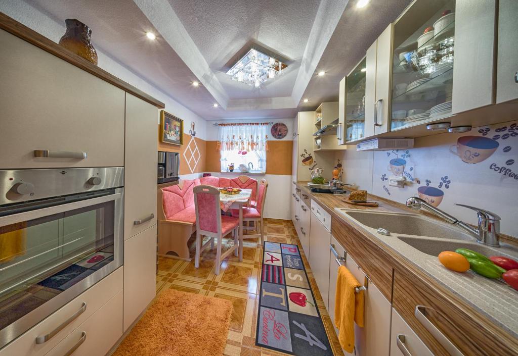 Η κουζίνα ή μικρή κουζίνα στο Ferienhaus Haus Herzog