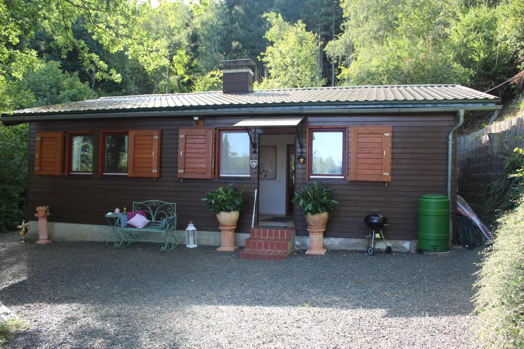 a wooden cabin with a door and windows at Heimbach Charlet in Meisenheim